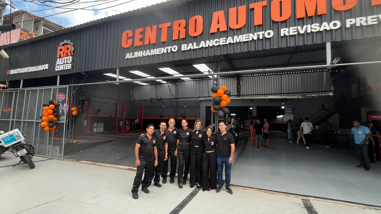 Equipe RR Auto Center na frente da oficina